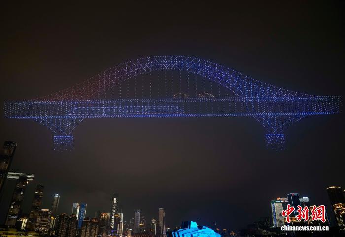 重庆时时彩：无人机灯光秀点亮重庆夜空 致敬热爱与坚守