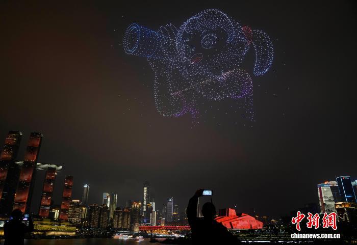 重庆时时彩：无人机灯光秀点亮重庆夜空 致敬热爱与坚守